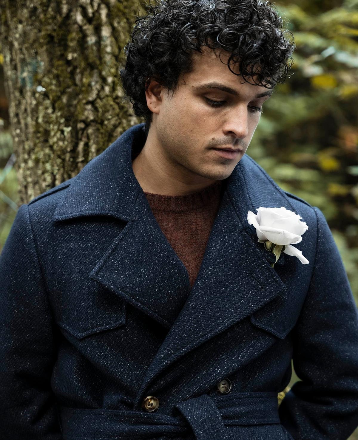 Cappotto doppiopetto in cashmere, Brunello Cucinelli;   maglione in lana, Roy Roger’s.