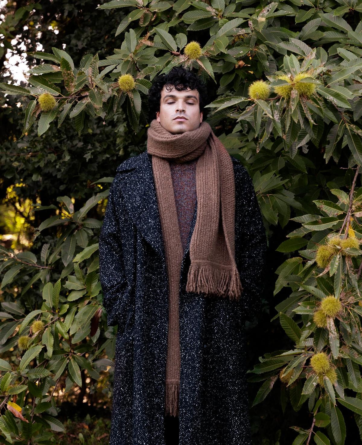 Doppiopetto in lana, L.B.M. 1911; maglione girocollo in cashmere, Fedeli 1934; denim in pelle, Tod’s; sciarpa in cashmere, Alanui.