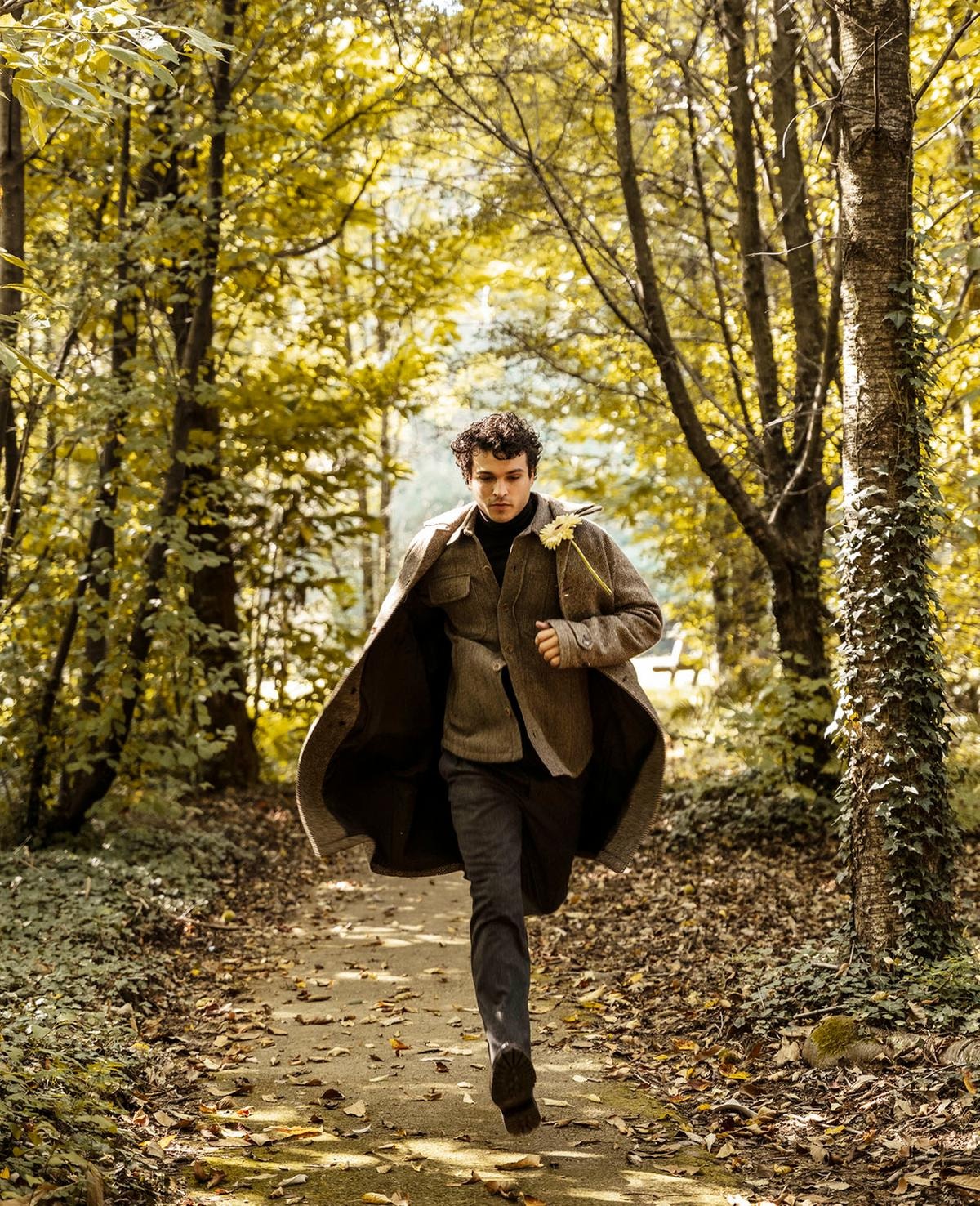 Cappotto spigato in tweed, giacca in principe di Galles con tasche applicate, dolcevita in lana, pantaloni con cinturini laterali in lana, tutto di Polo by Ralph Lauren; scarpe stringate in pelle  e suede, Doucal’s.