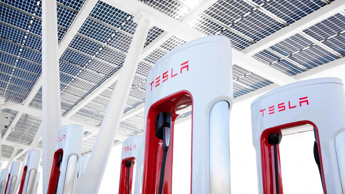 Stellantis apre ai Supercharger Tesla negli Usa e in Asia: ampliata la rete di ricarica per le sue auto elettriche