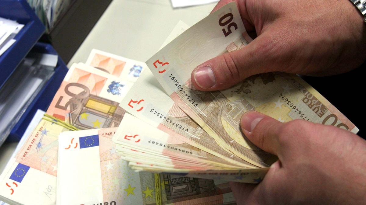 Pagamenti cash fino a 10 mila euro se si paga un bollo da 500 euro: spunta l’emendamento di FdI sul contante