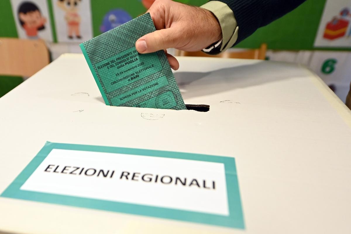 SEGGIO  ELETTORALE     ELEZIONI  REGIONALI     SCHEDA  SCATTOLA  VOTO