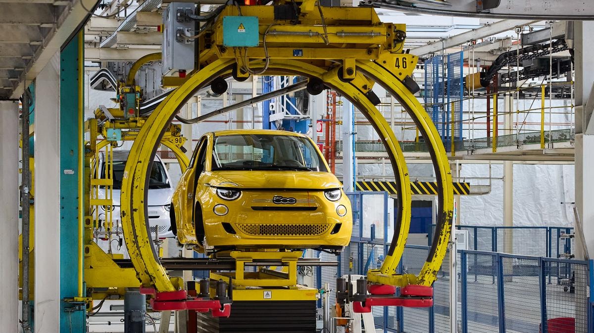 La linea della nuova 500 ibrida a Mirafiori
