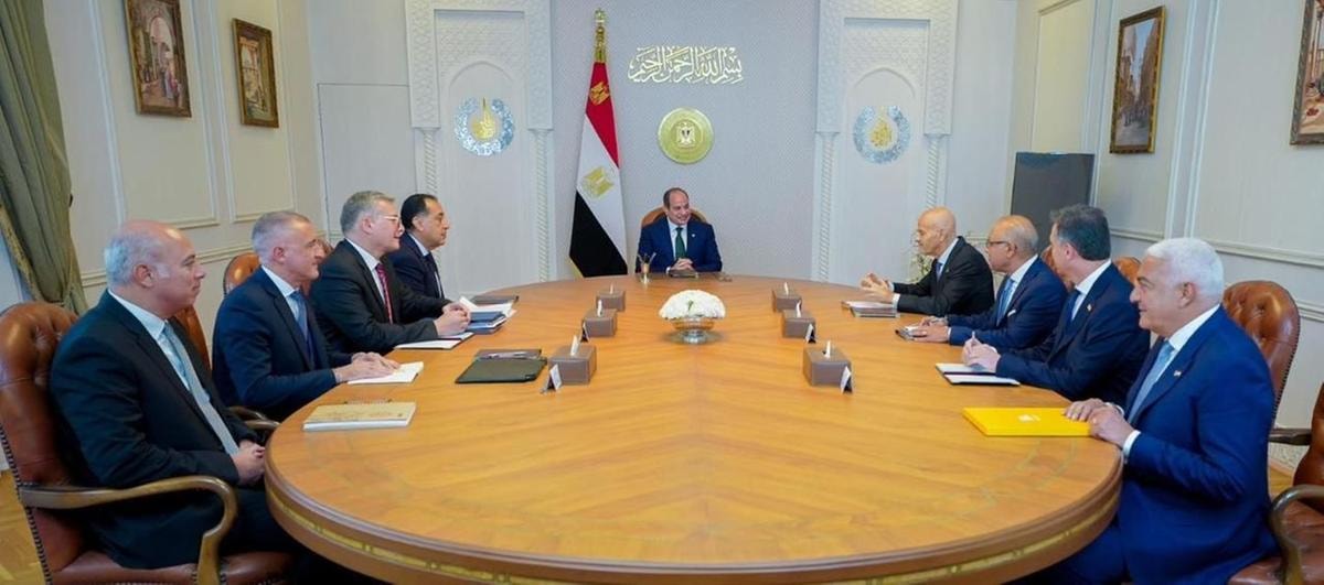 Il presidente egiziano Abdel Fattah Al-Sisi (a capotavola) con il ceo di Eni, Claudio Descalzi (quarto da destra)