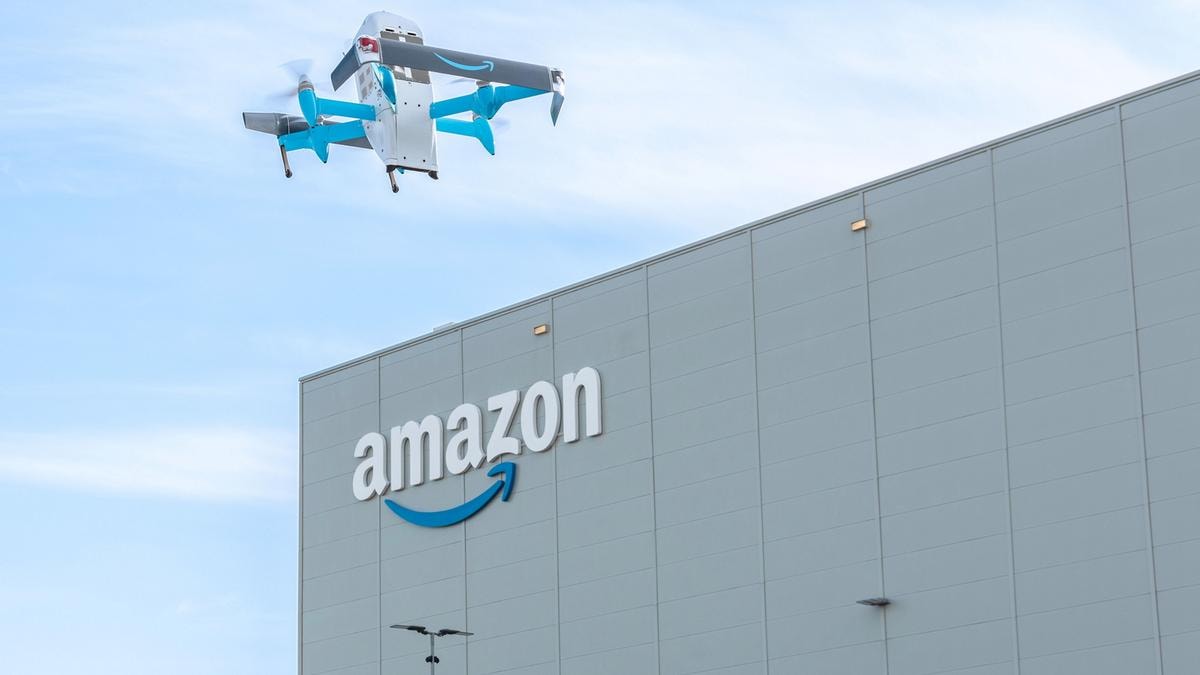 Amazon, nuova grana sui droni: in Texas tranciato un cavo internet durante una consegna. Scatta un’indagine federale