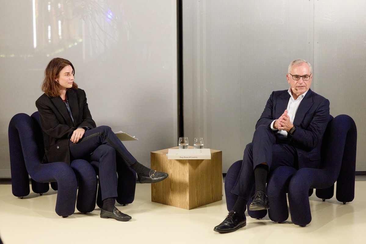 A destra, Marc Puig durante la presentazione del libro «Puig, home of creativity» a Parigi (courtesy Puig)