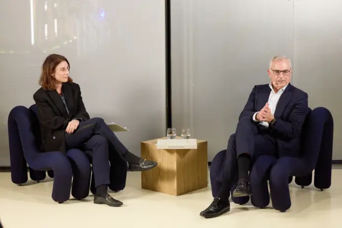 A destra, Marc Puig durante la presentazione del libro «Puig, home of creativity» a Parigi (courtesy Puig)