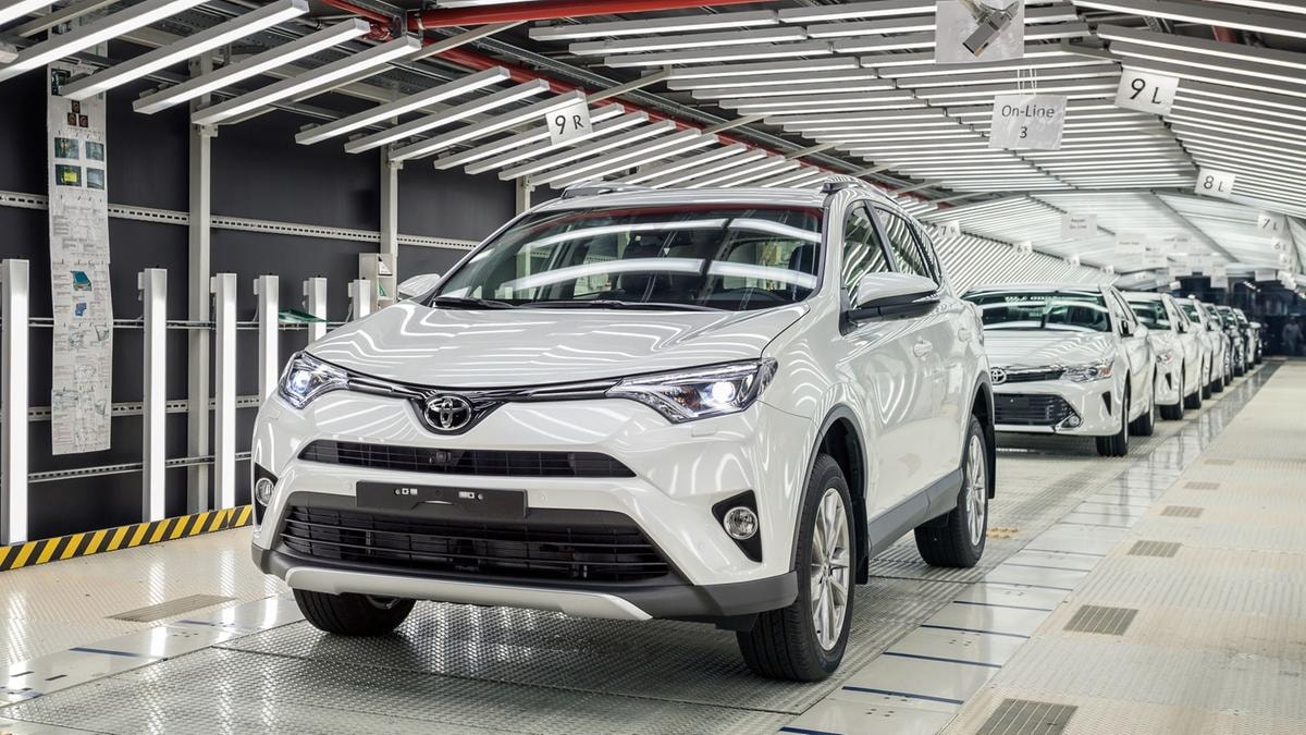Toyota aggiorna il record di produzione: a ottobre 927 mila veicoli. Corrono gli ibridi negli Usa nonostante i dazi