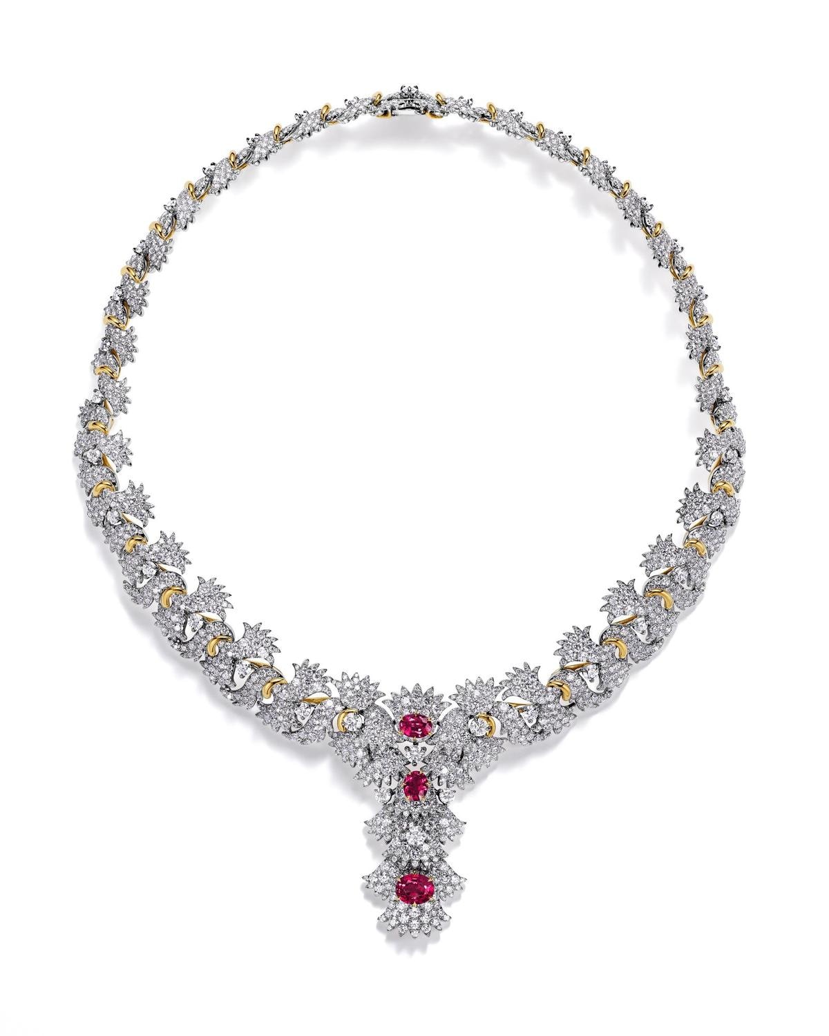 La collana Anemone, parte di uno dei capitoli di Blue Book 2025: Sea of Wonder di Tiffany & Co., cattura l’istante del fiore in cui sboccia attorno a tre rubini naturali del Mozambico.