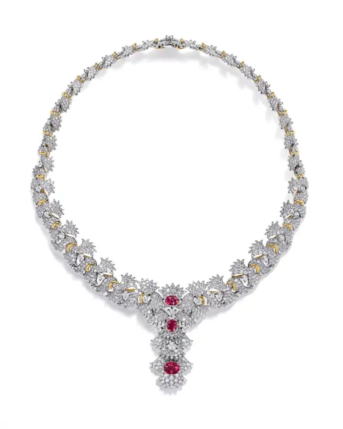 La collana Anemone, parte di uno dei capitoli di Blue Book 2025: Sea of Wonder di Tiffany & Co., cattura l’istante del fiore in cui sboccia attorno a tre rubini naturali del Mozambico.