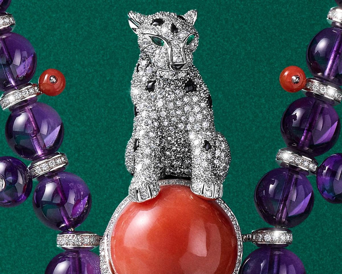 L’emblema di Cartier, la pantera, arrocata su un corallo cabochon: il collier Panthère Orbitale è uno dei pezzi più sorprendenti della collezione En Équilibre di Cartier.