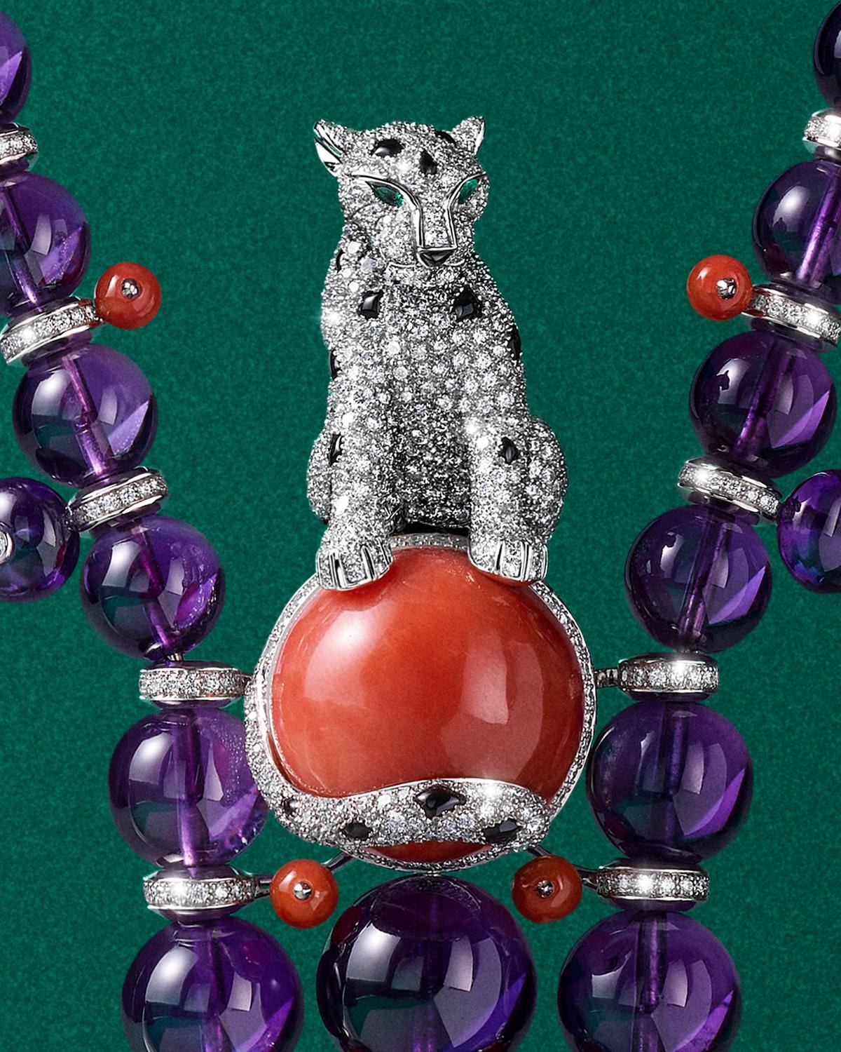 L’emblema di Cartier, la pantera, arrocata su un corallo cabochon: il collier Panthère Orbitale è uno dei pezzi più sorprendenti della collezione En Équilibre di Cartier.