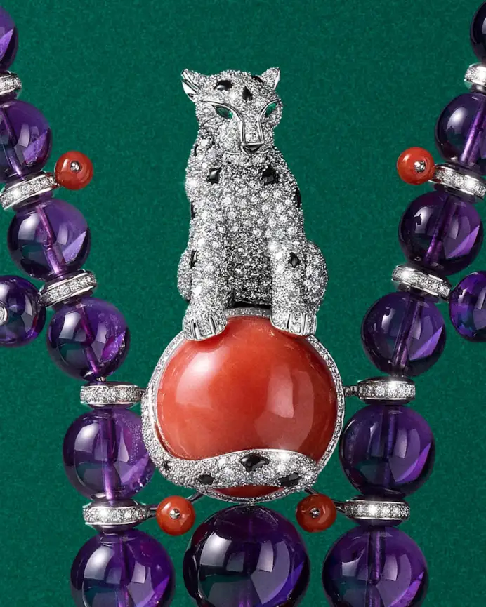 L’emblema di Cartier, la pantera, arrocata su un corallo cabochon: il collier Panthère Orbitale è uno dei pezzi più sorprendenti della collezione En Équilibre di Cartier.