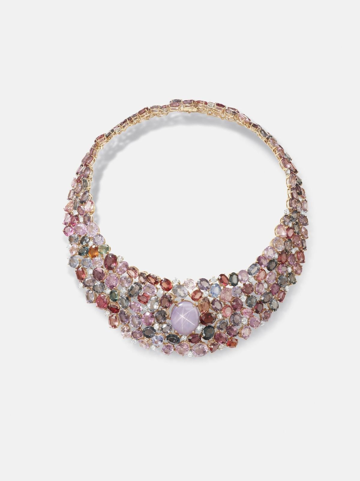 Collana Milano Segreta, con zaffiro stellato viola, della collezione Ode all’Italia di Damiani, capitolo Dimore del tempo.