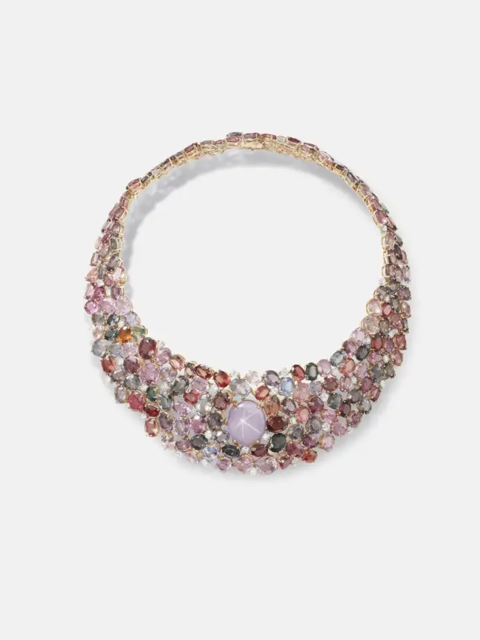 Collana Milano Segreta, con zaffiro stellato viola, della collezione Ode all’Italia di Damiani, capitolo Dimore del tempo.