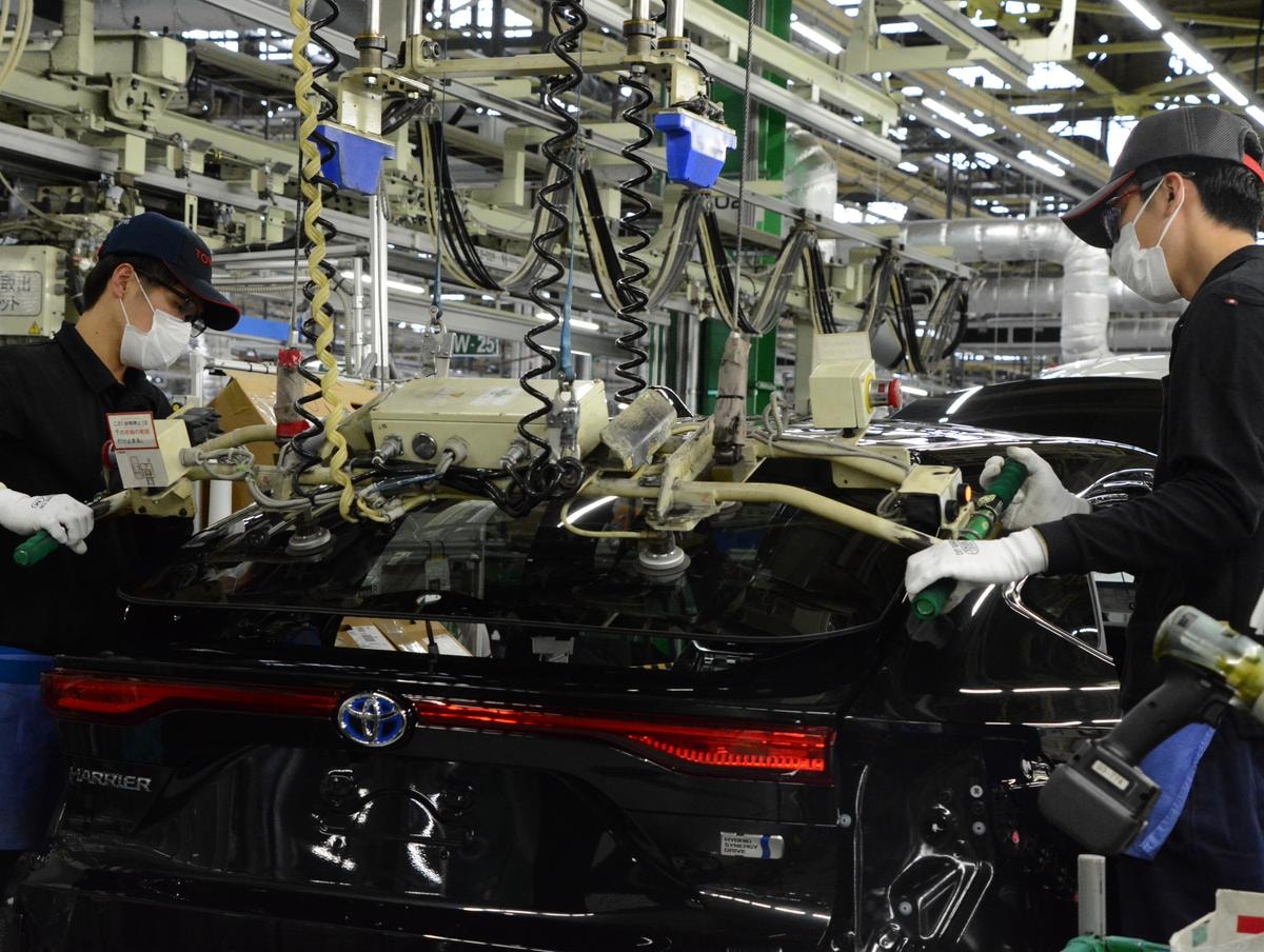 Perché Toyota domina nell’auto: record produttivi, boom dell’ibrido e profitti mentre gli altri costruttori frenano