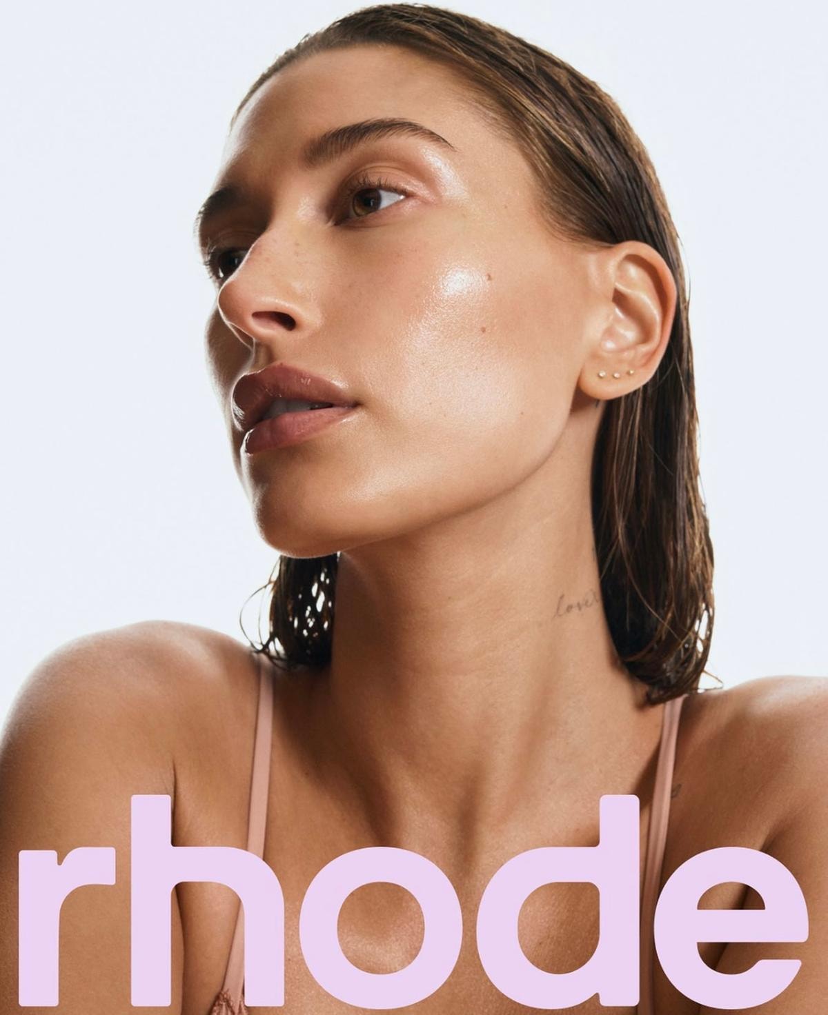 Una campagna di Rhode con Hailey Bieber (foto rhodeskin.com)