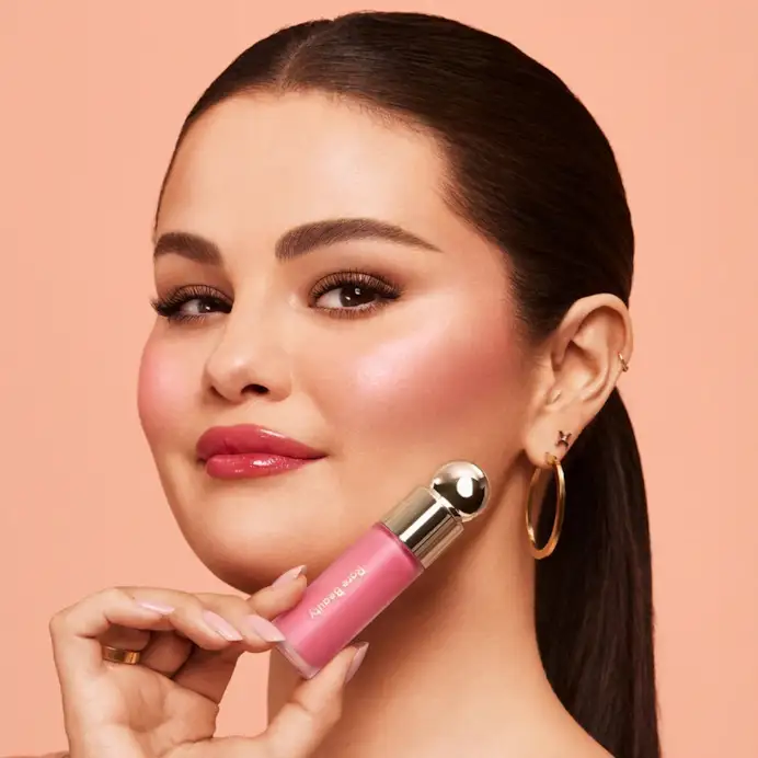 Selena Gomez in un'adv per Rare beauty (foto rarebeauty.com)