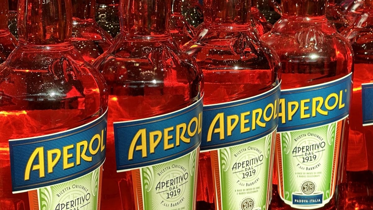 Campari punta sull’Aperol Spritz negli Usa al posto della birra: la strategia del ceo Hunt