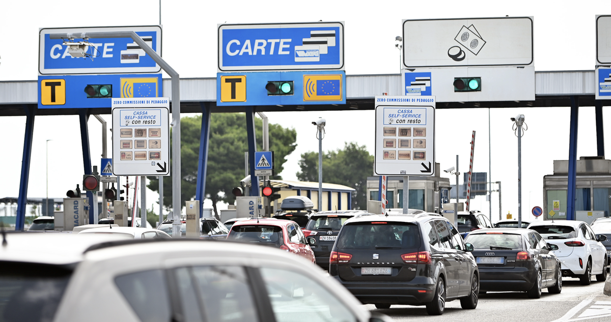 Telepedaggio, ecco i servizi che Telepass&amp;C devono garantire (e per cui verranno pagati) in autostrada