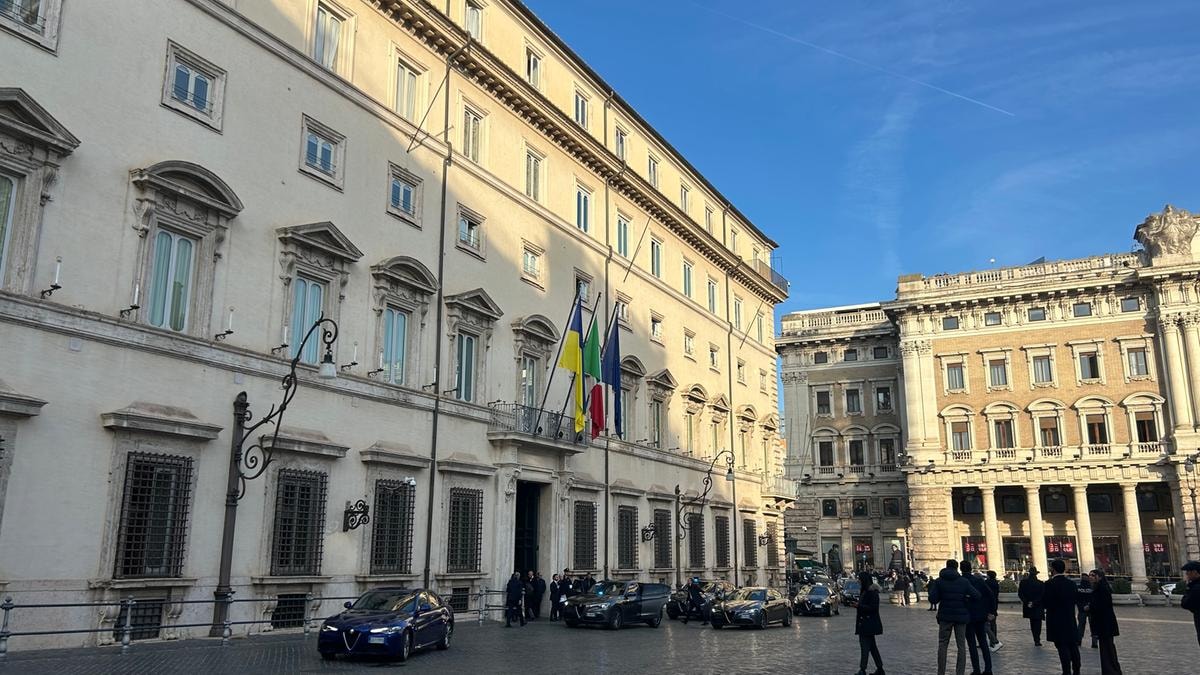 Ucraina, Meloni media tra Zelensky e Trump. Al bilaterale a Chigi ribadisce l’unità di vedute con gli Usa