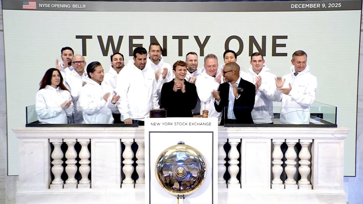 Jack Mallers, ceo di Twenty One Capital, al centro. Alle sue spalle Paolo Ardoino, ceo di Tether