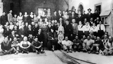 Quattrocento anni di carta, un privilegio che vince il tempoOperai e dirigenti di Cartiera Mantovana nel 1931