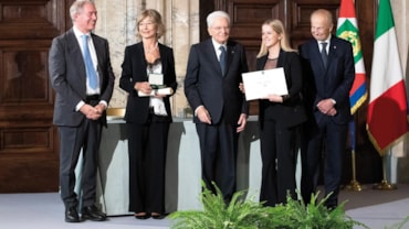 Il Presidente della Repubblica Sergio Mattarella con Cavaliere del Lavoro Cristina Crotti e Alfiere del Lavoro Beatrice Gramegna 
(foto di Francesco Ammendola - Ufficio per la Stampa e la Comunicazione della Presidenza della Repubblica)