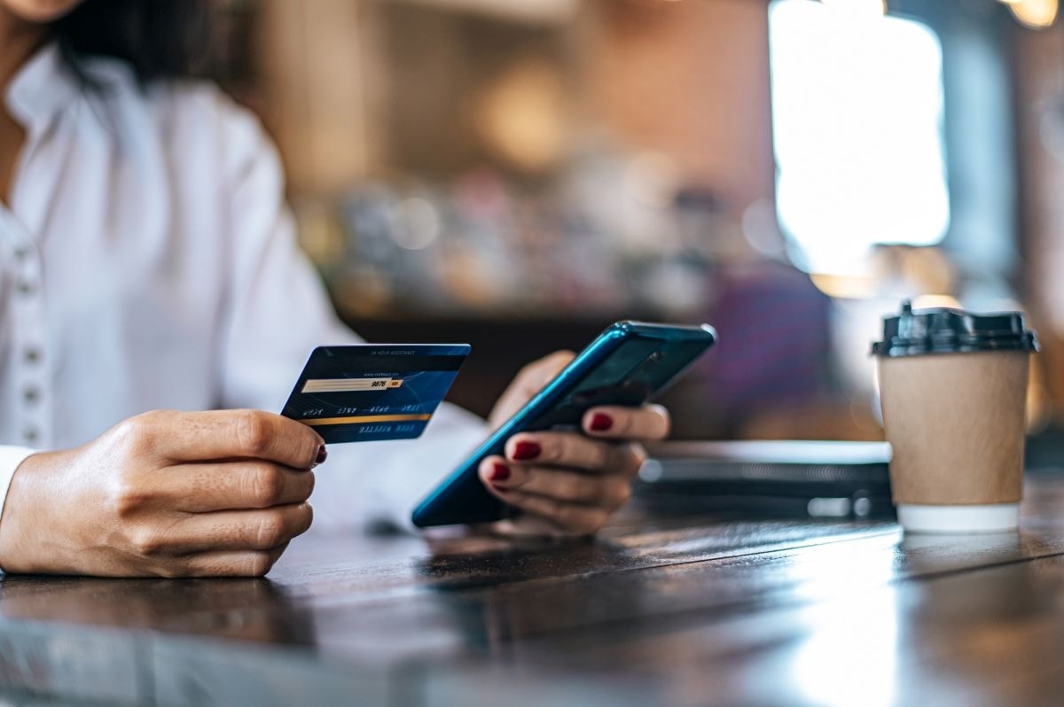 Buy now pay later a Natale: l’allarme di Kruk Italia sui rischi nascosti delle micro-rate