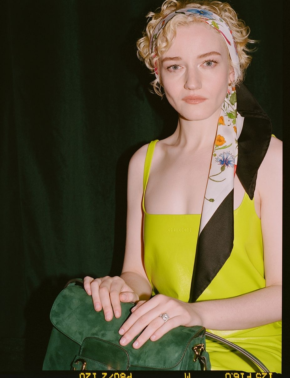 La Horsebit 1955 Aura di Gucci è la preferita dell’attrice Julia Garner.