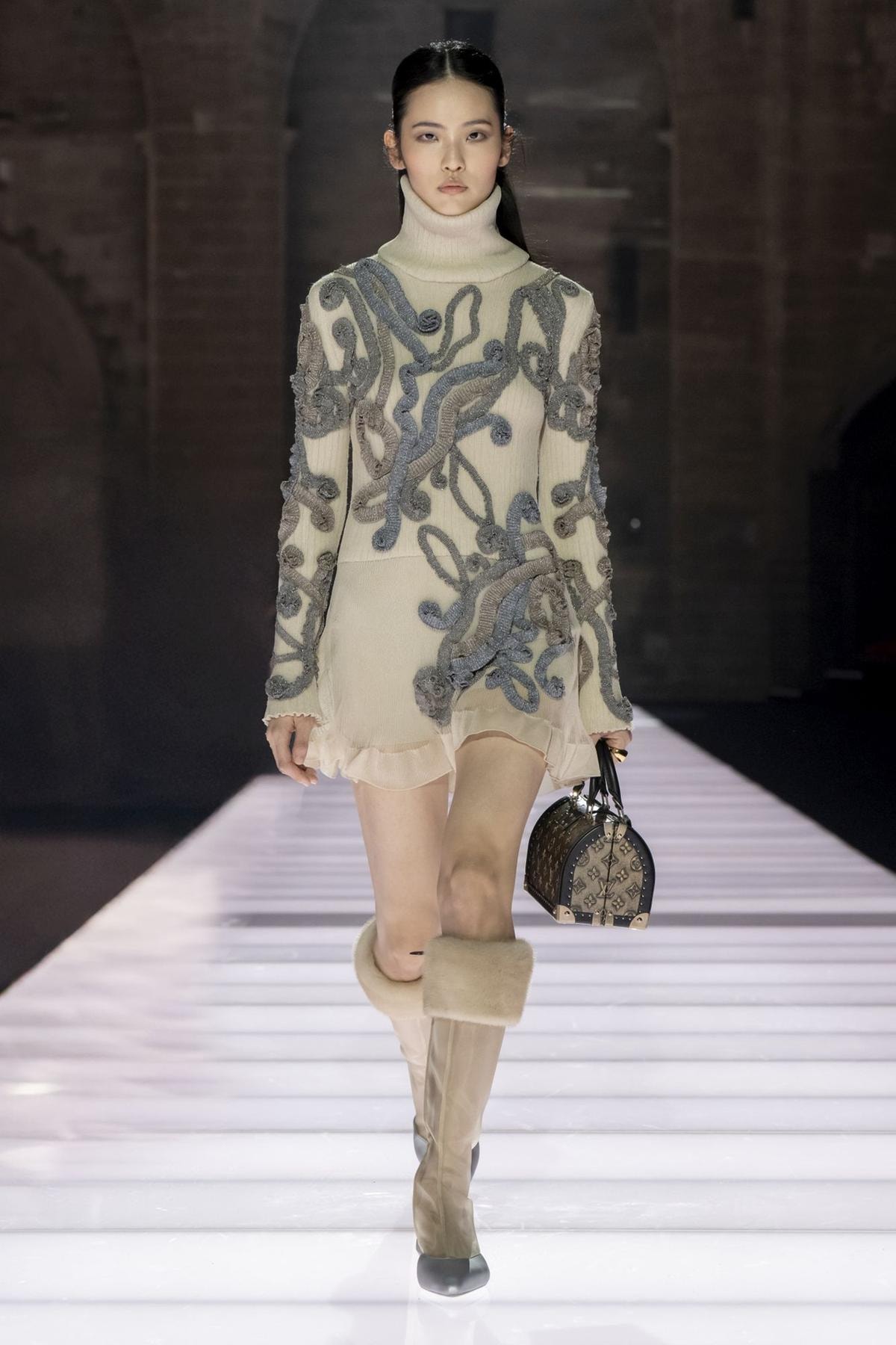 La nuova borsa Speedy Trunk di Louis Vuitton, reinterpretazione del modello nato negli anni Trenta, il suo design all’avanguardia è ancora il ponte con i bauli rigidi simbolo di maison.