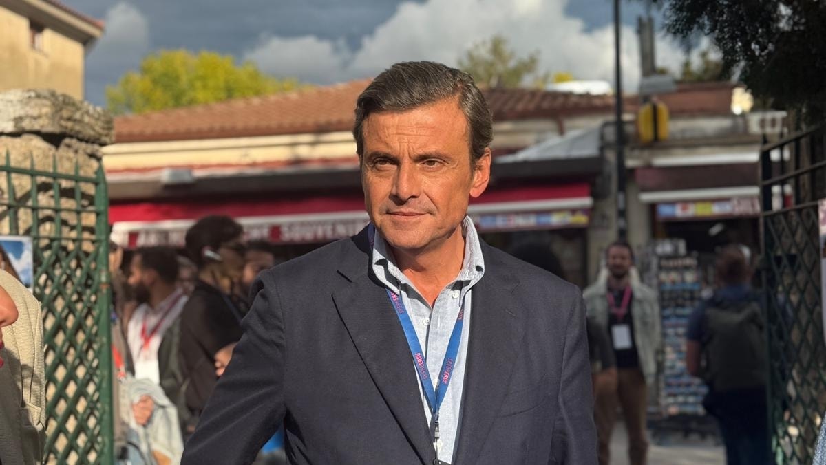 Calenda (Azione) a Milano Finanza: ecco perché nessuno prova a fermare l’exit strategy di John Elkann dall’Italia