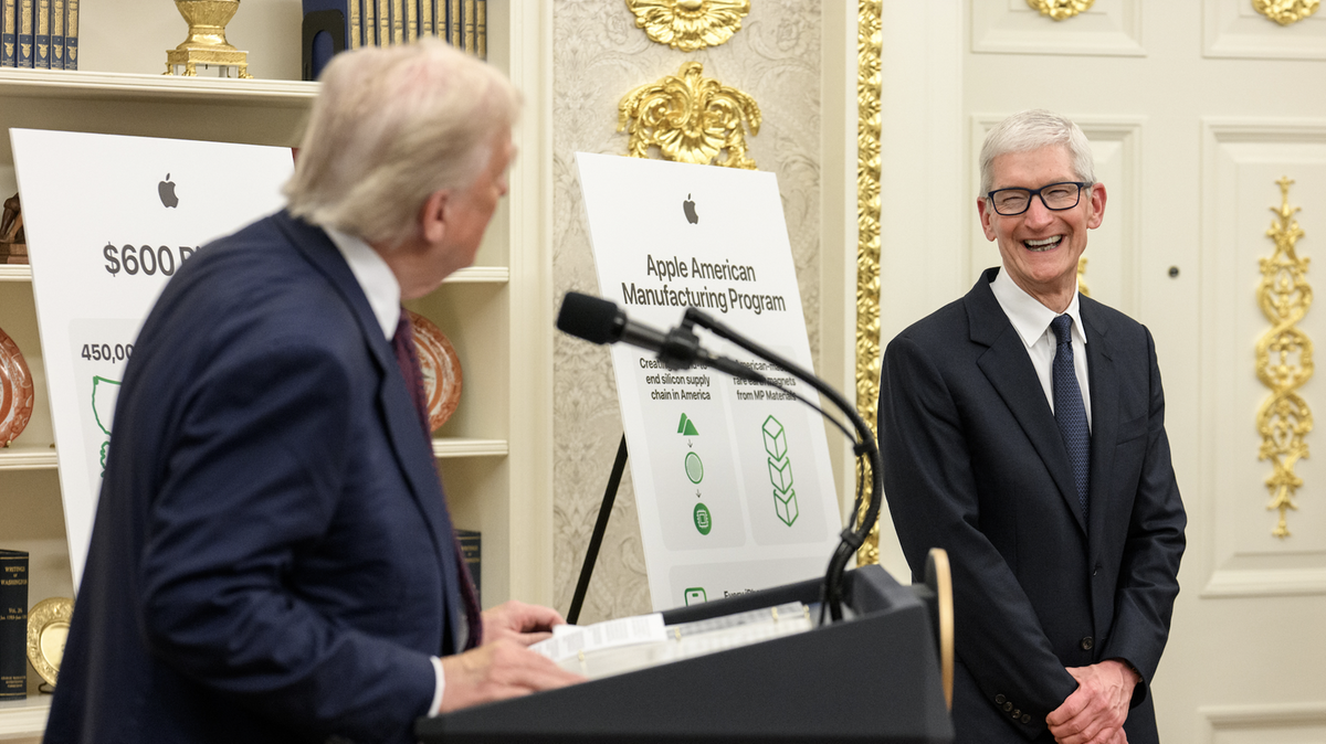Donald Trump e il ceo di Apple Tim Cook
