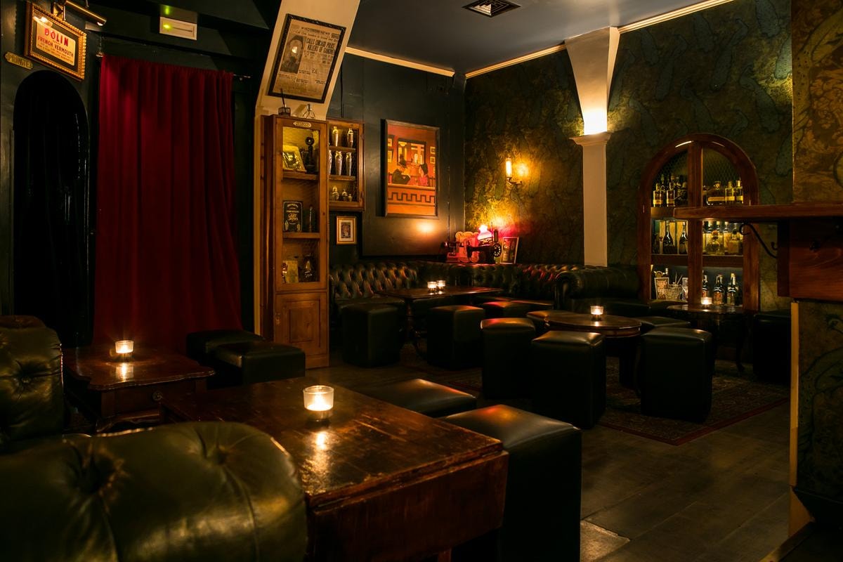 Il primo secret bar in Italia è stato il Jerry Thomas a Roma, qui fotografato da Alberto Blasetti.