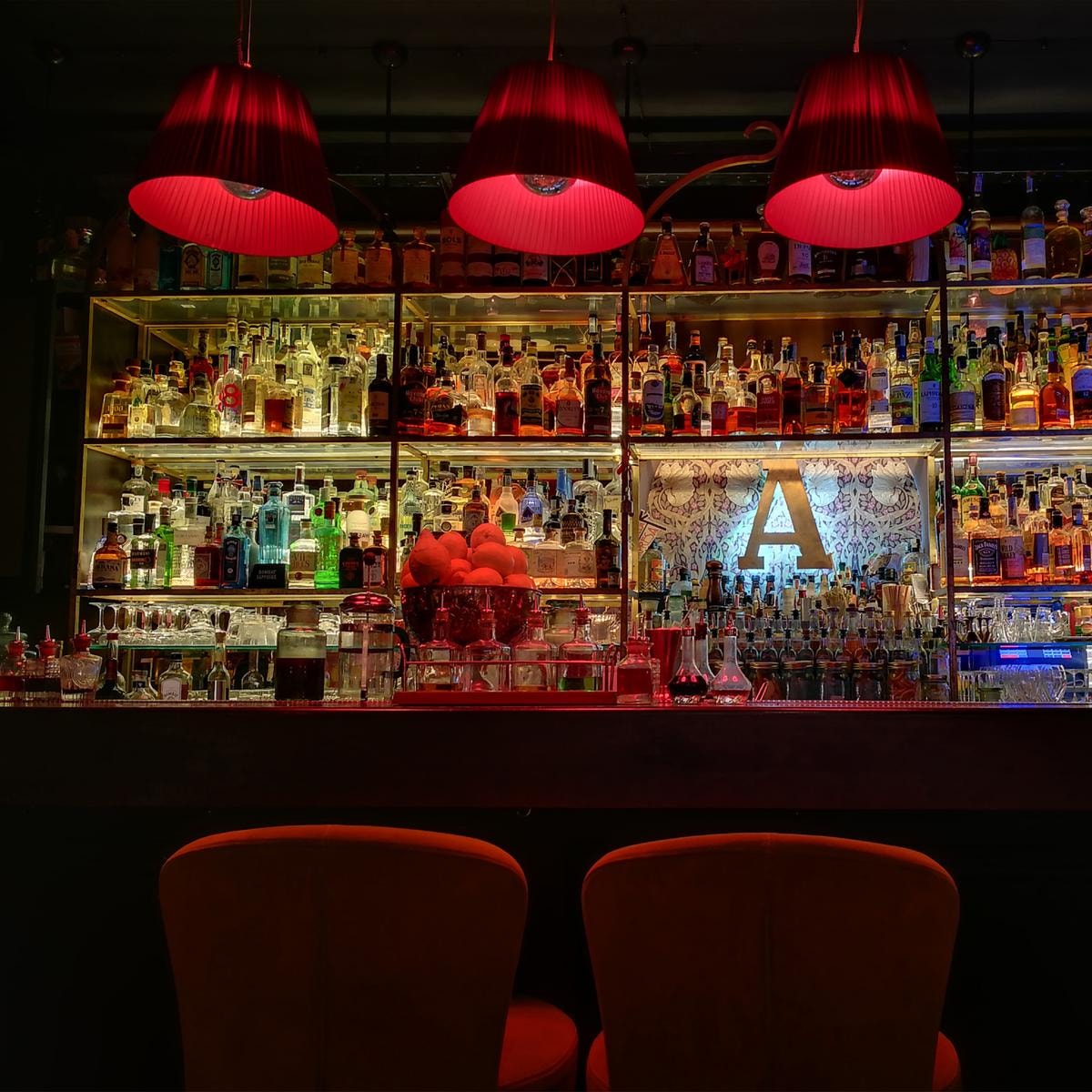 L’Antiquario a Napoli, cocktail e champagne con impeccabile servizio in giacche bianche.