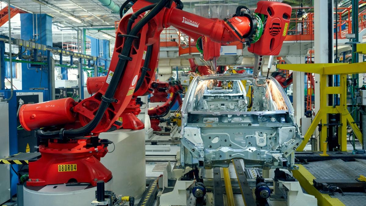 Auto, futuro elettrico nonostante la retromarcia dell’Ue. Secondo i costruttori i costi (e i prezzi) saliranno. Ecco perché 