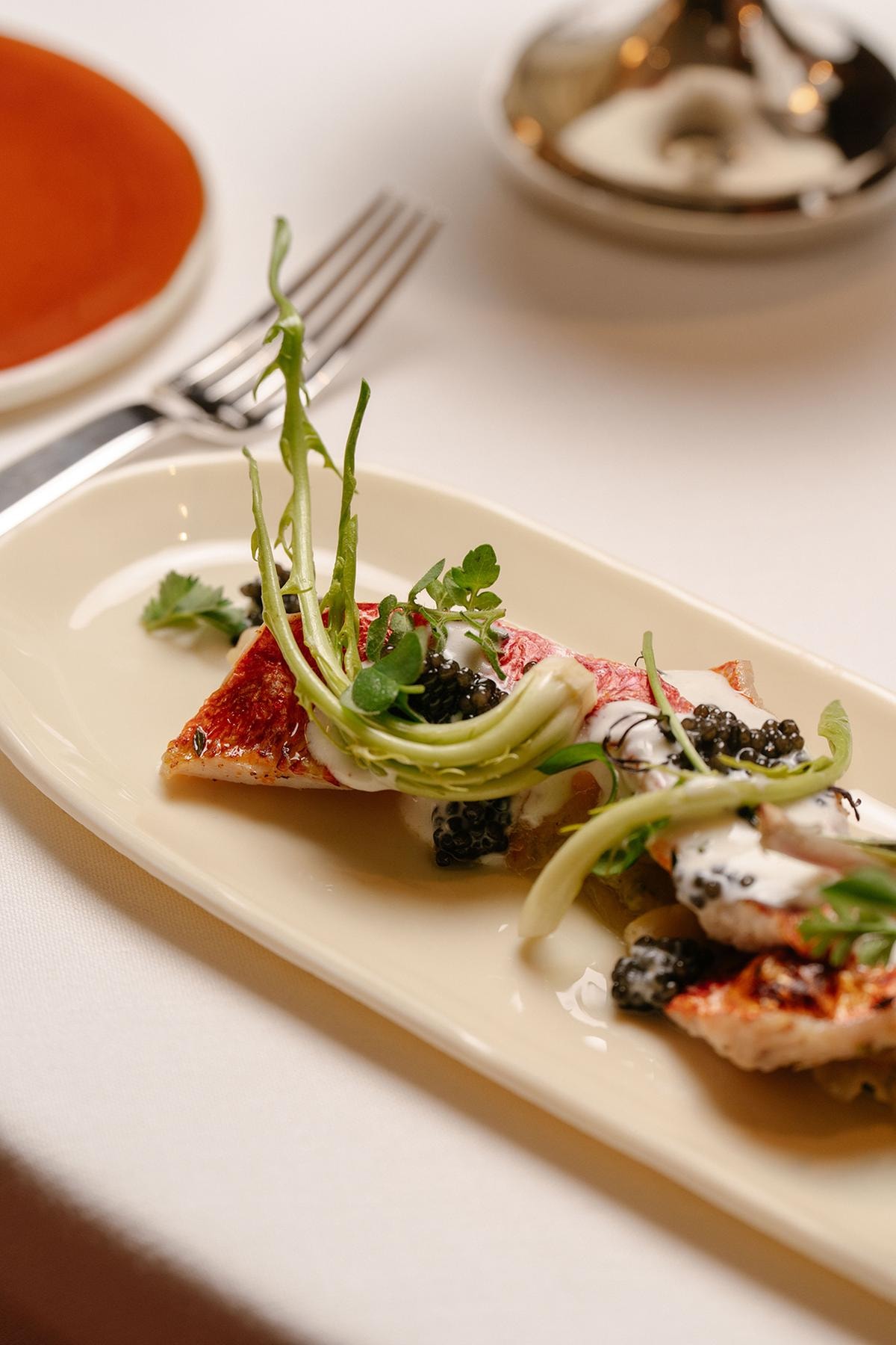 Insalata di triglie e nervetti con verbena, fagioli e caviale
