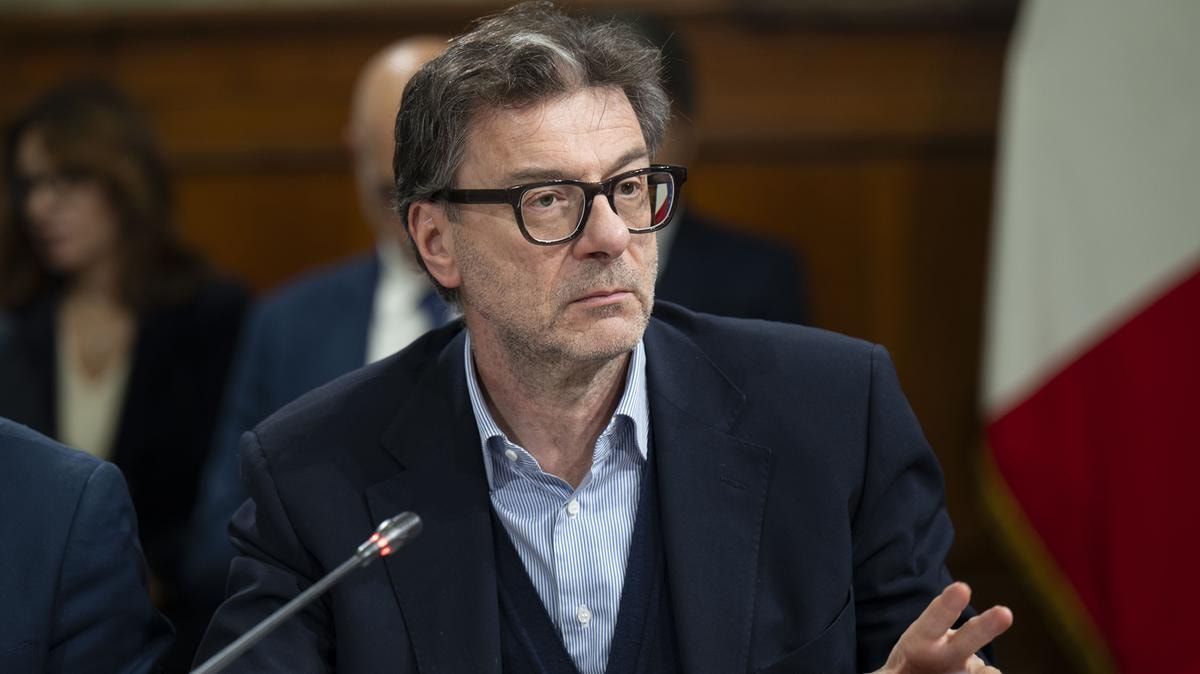 Mps, Giorgetti si difende: trasparente la vendita tramite Banca Akros, scelta autonoma l’ops su Mediobanca