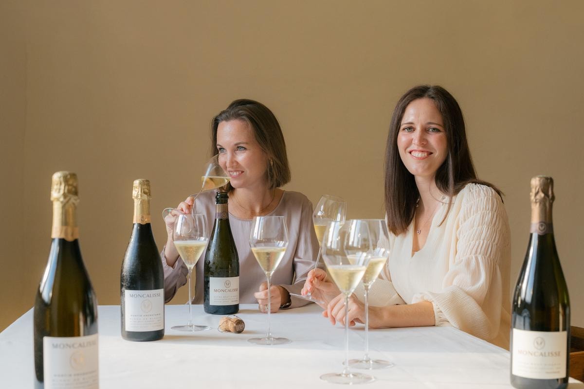 Da sinistra Karoline e Julia Walch, con le prime due etichette di Moncalisse.
