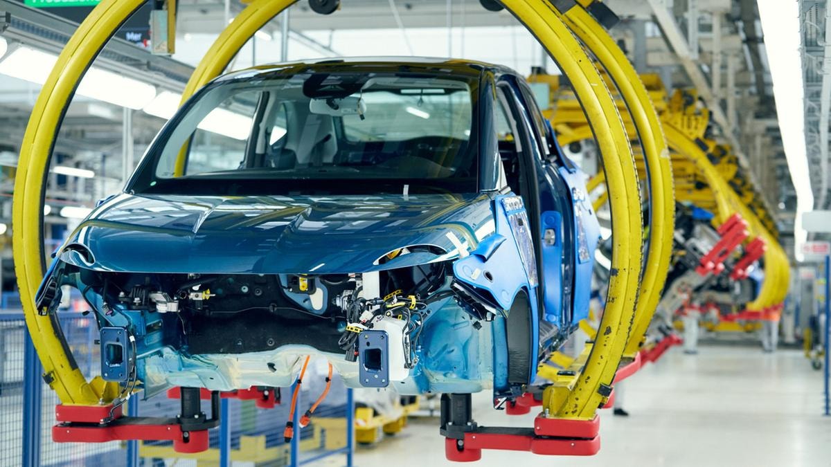 Auto, con le nuove regole Ue vince Renault, meno Stellantis: ecco chi trae più vantaggi dalla svolta di Bruxelles