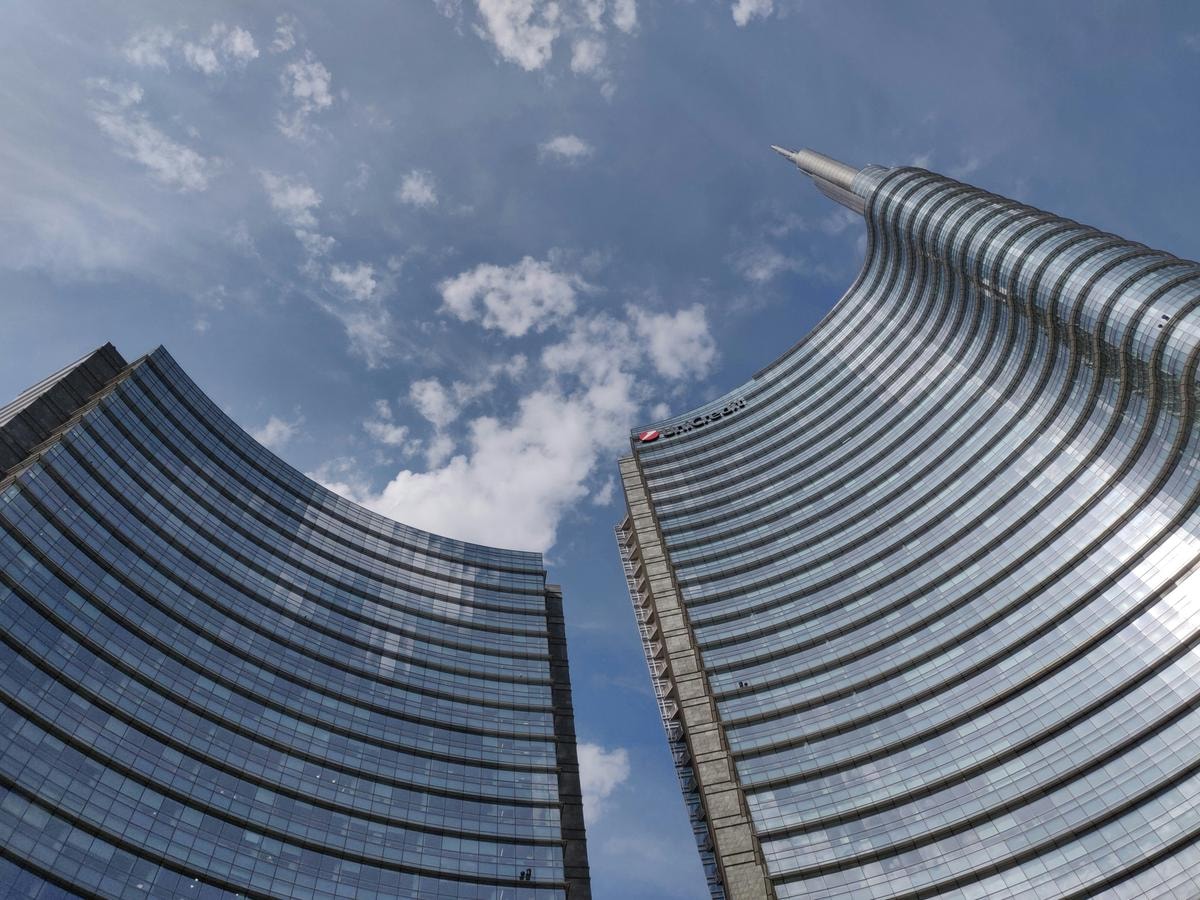 Dilemma Fed e bolla sull’AI, ecco come orientare il portafoglio nel 2026: i consigli di Unicredit su bond e azioni