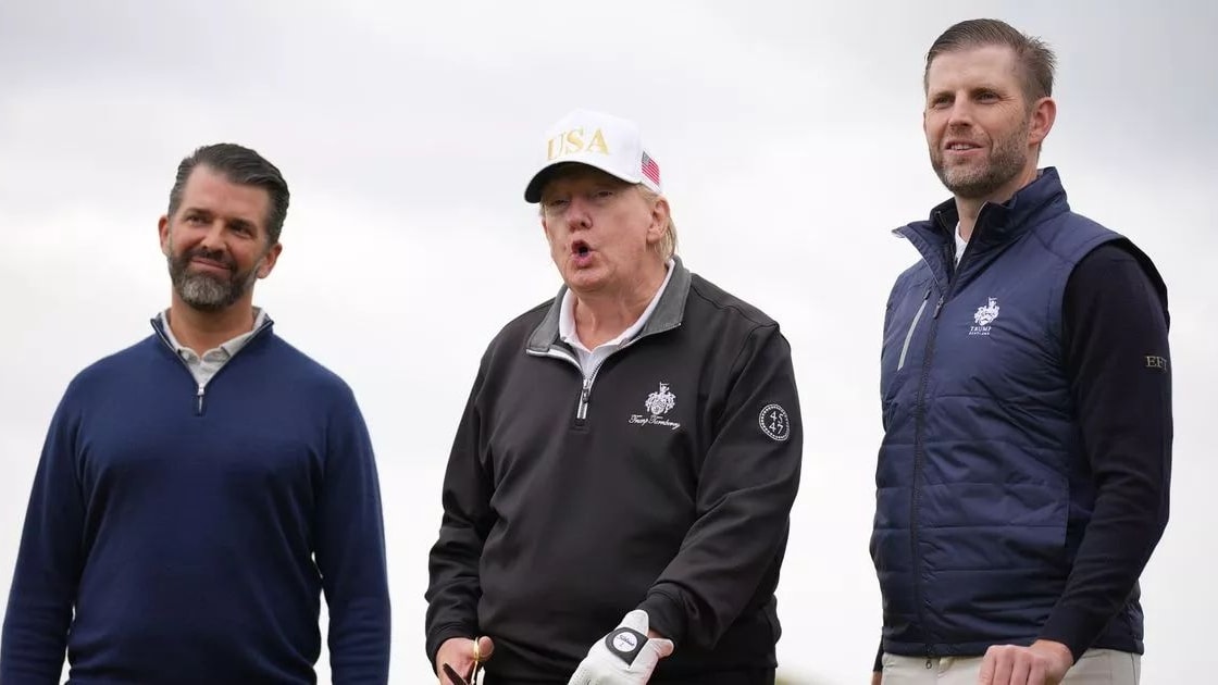 Donald Trump tra i figli Donald Jr. ed Eric