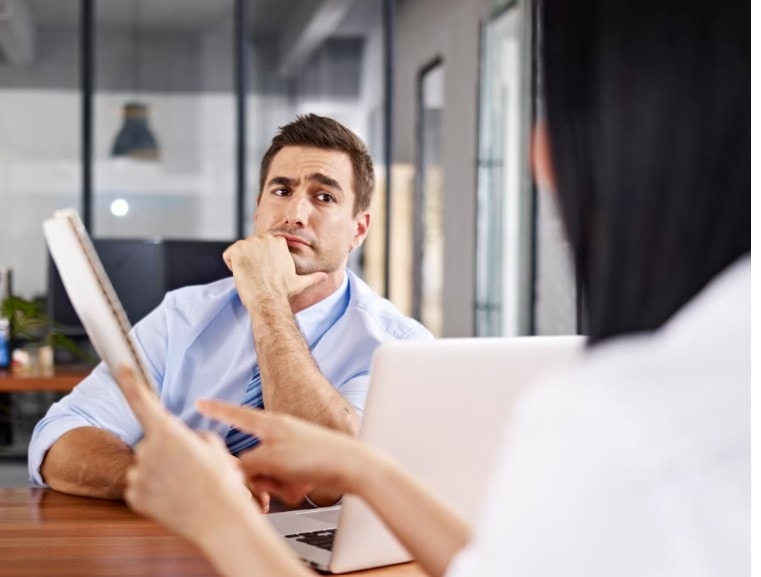 Come comportarsi con i capi che credono di essere le persone più intelligenti nella stanza