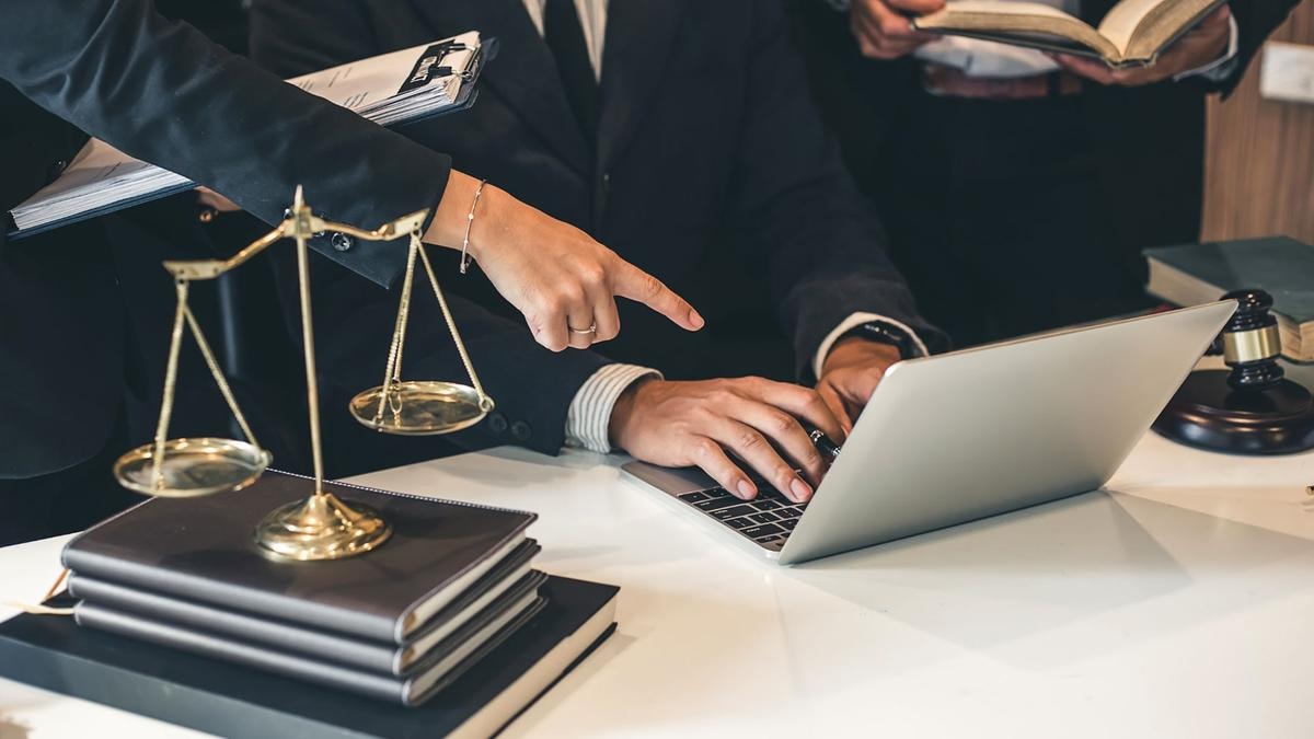 Avvocati e studi legali: tra fusioni, spin-off e lateral hire, tutti i passaggi di poltrona del 2025 che ridisegnano il mercato