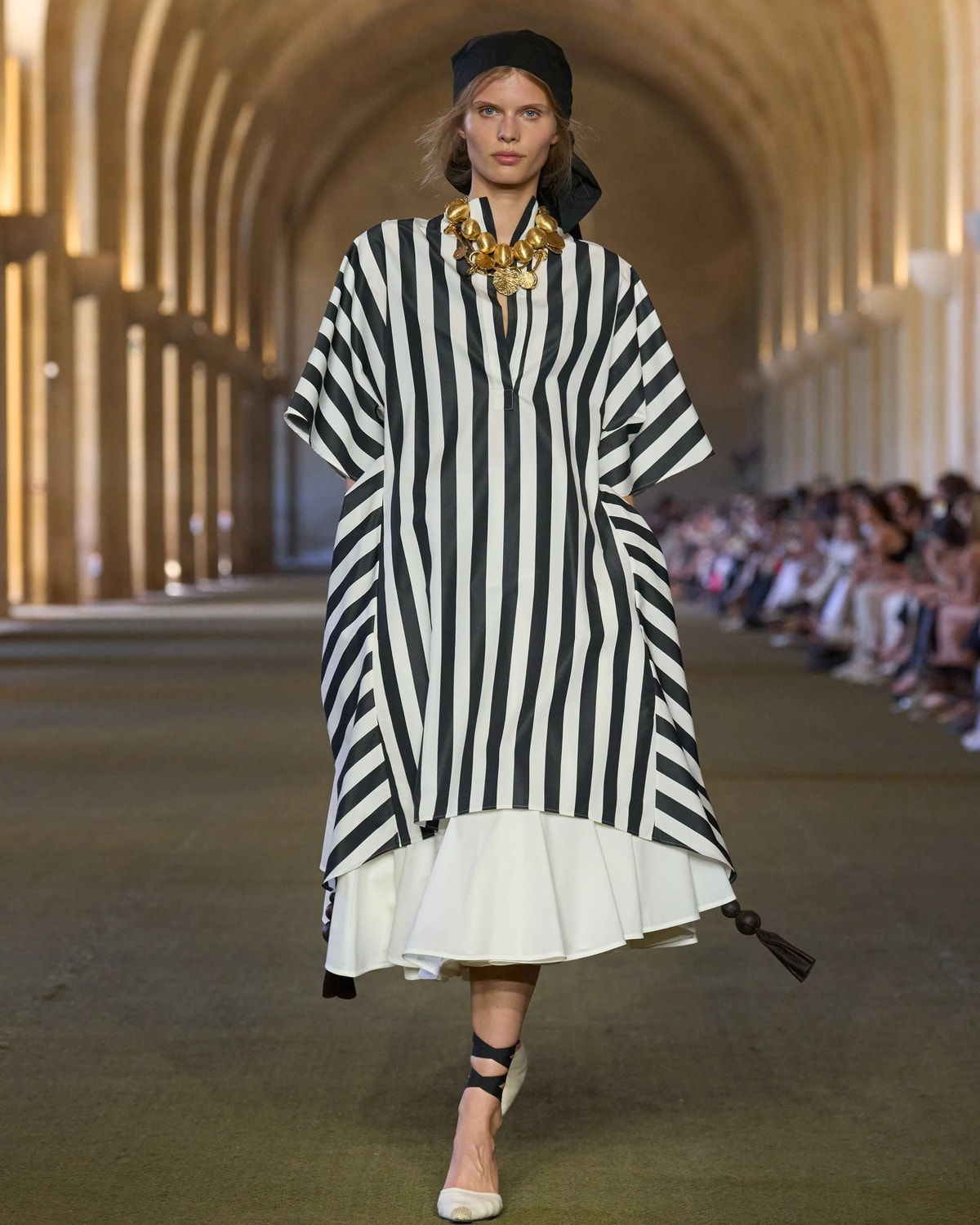 Un look Jacquemus spring 2026 (courtesy Jacquemus)