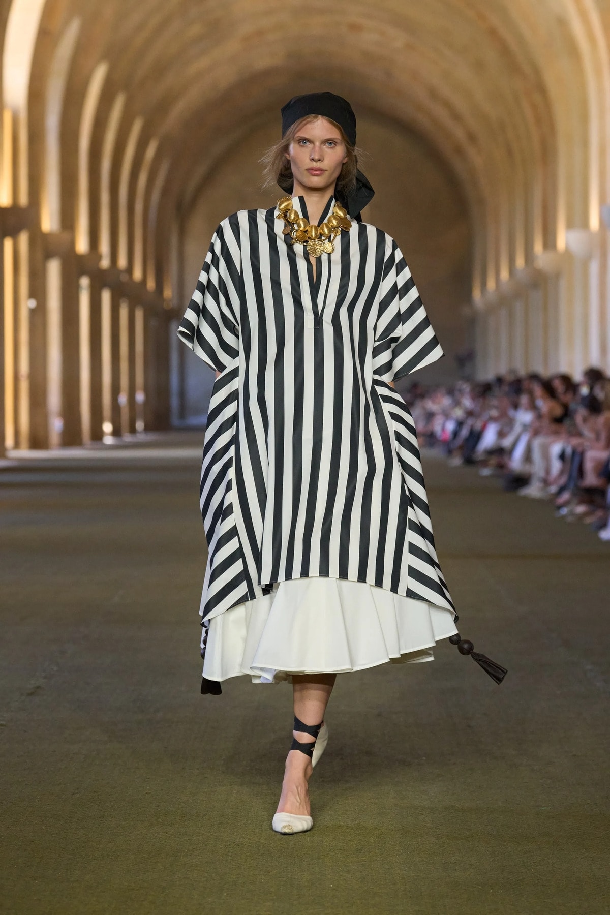 Un look Jacquemus spring 2026 (courtesy Jacquemus)