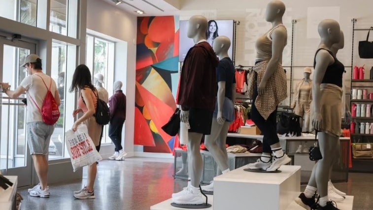Lululemon, il fondatore Chip Wilson sfida il board: parte la proxy fight per il controllo del Cda