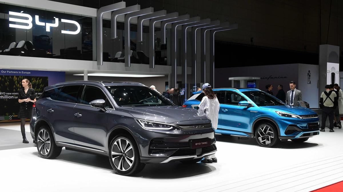Auto, storico sorpasso delle case cinesi sulle giapponesi nelle vendite globali. E Byd batte Tesla sull’elettrico