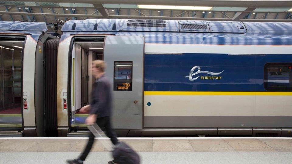 Eurostar sospende i treni tra Londra e l’Europa continentale per problemi nel tunnel della Manica. Ecco cosa è successo