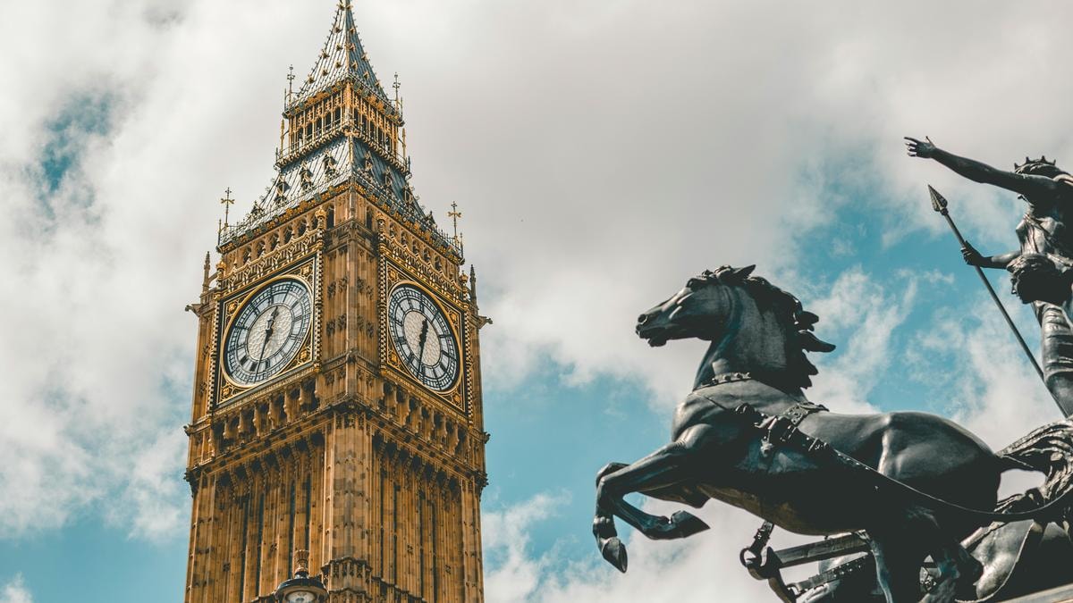 Londra, Parigi e Madrid chiudono in calo, ma per le borse europee il 2025 resta un anno d’oro. Nuovo tonfo dell’argento